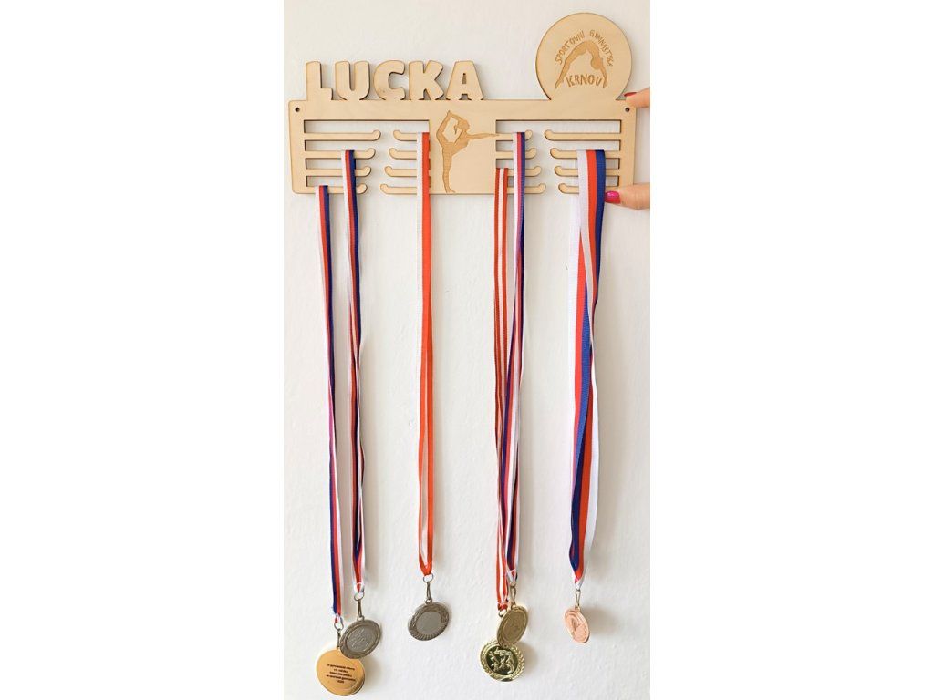 Detail držáku na medaile se jménem a sportem