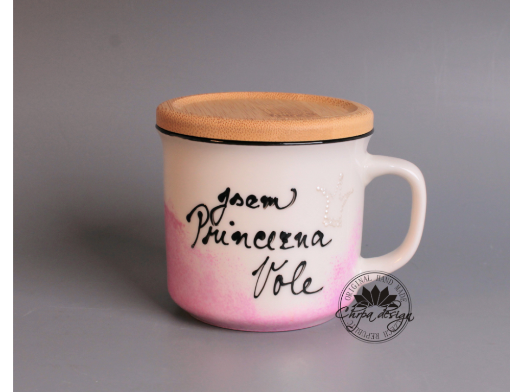 Detail porcelánového hrnku s podšálkem Jsem princezna, vole