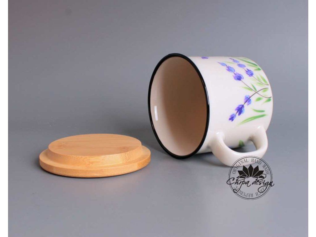 Detail porcelánového hrnku s podšálkem Levandule