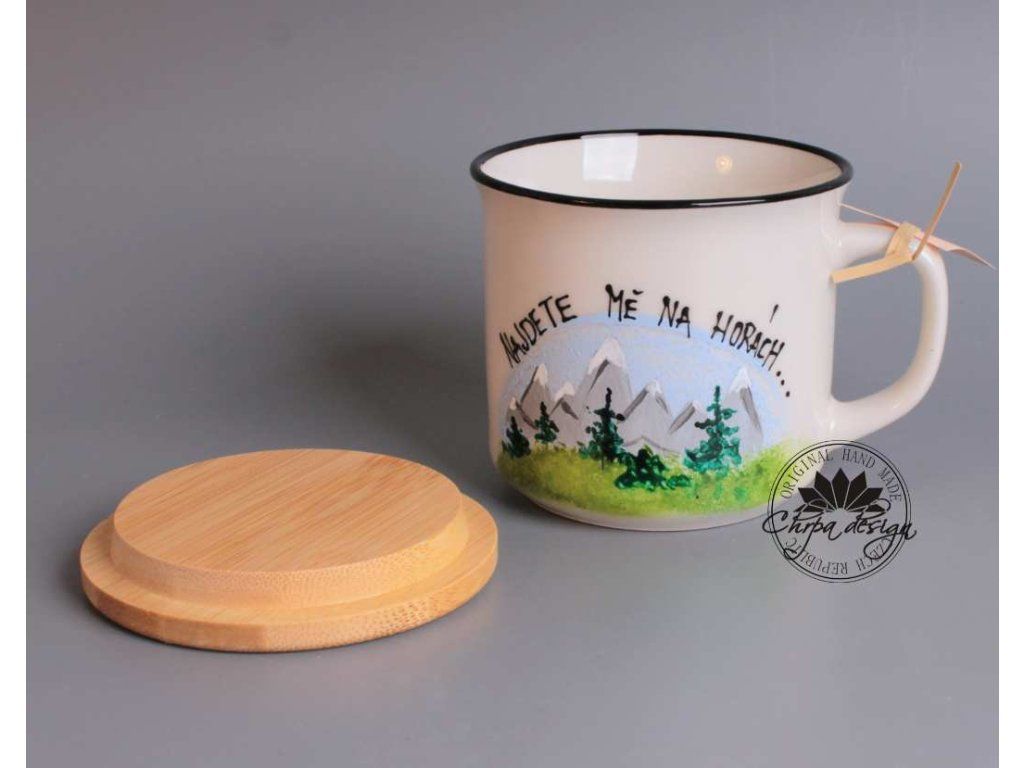 Detail porcelánového hrnku s podšálkem Najdete mě na horách