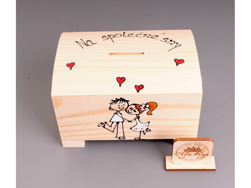 Pokladnička dřevo truhla - blondýnka, červená srdíčka