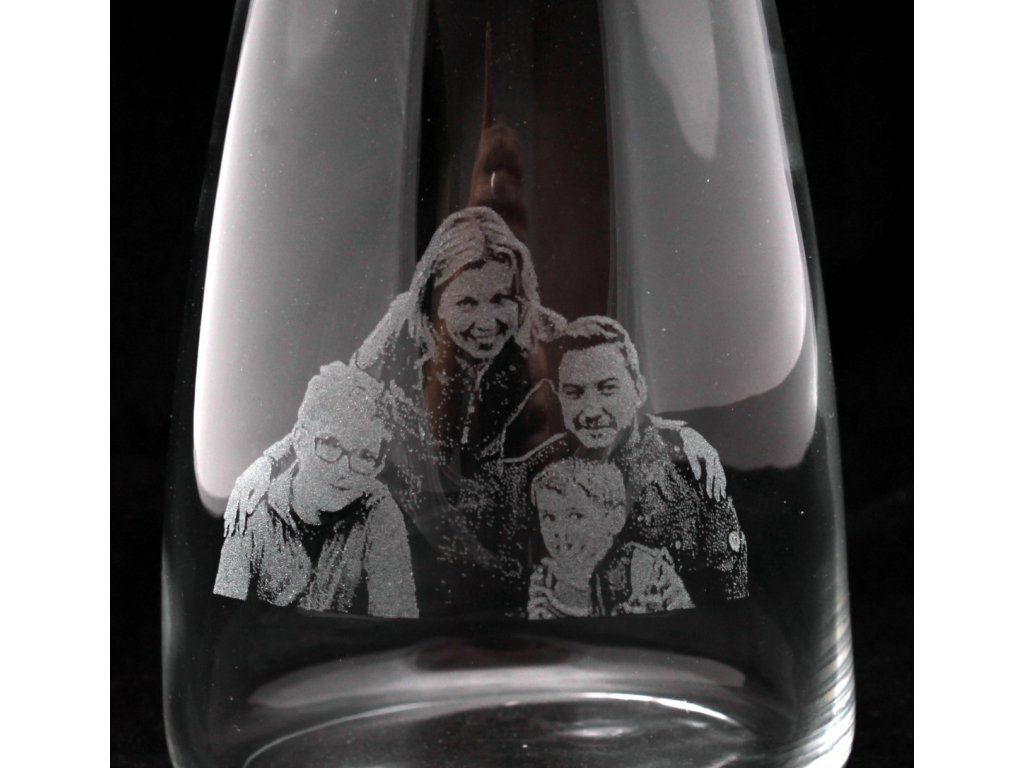 Detail karafy s laserovým gravírováním fotografie
