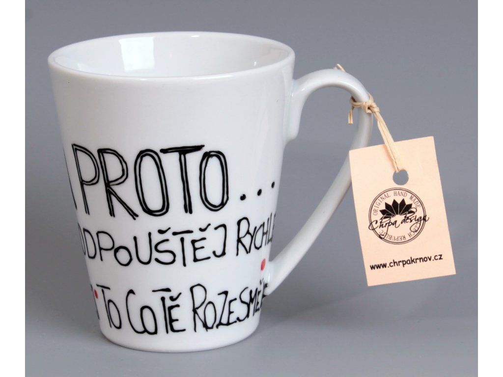 Detail ručně malovaného porcelánového hrnku s textem